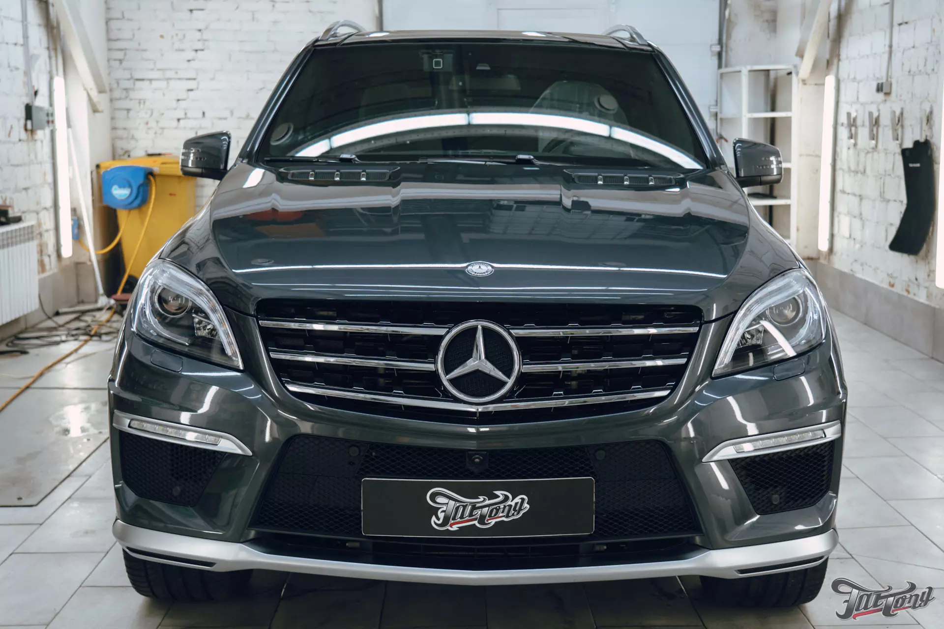 Mercedes ML 63 AMG. Полировка кузова+керамика. Антидождь. Мойка подкапотного пространства. Уборка салона. Выставление зазоров